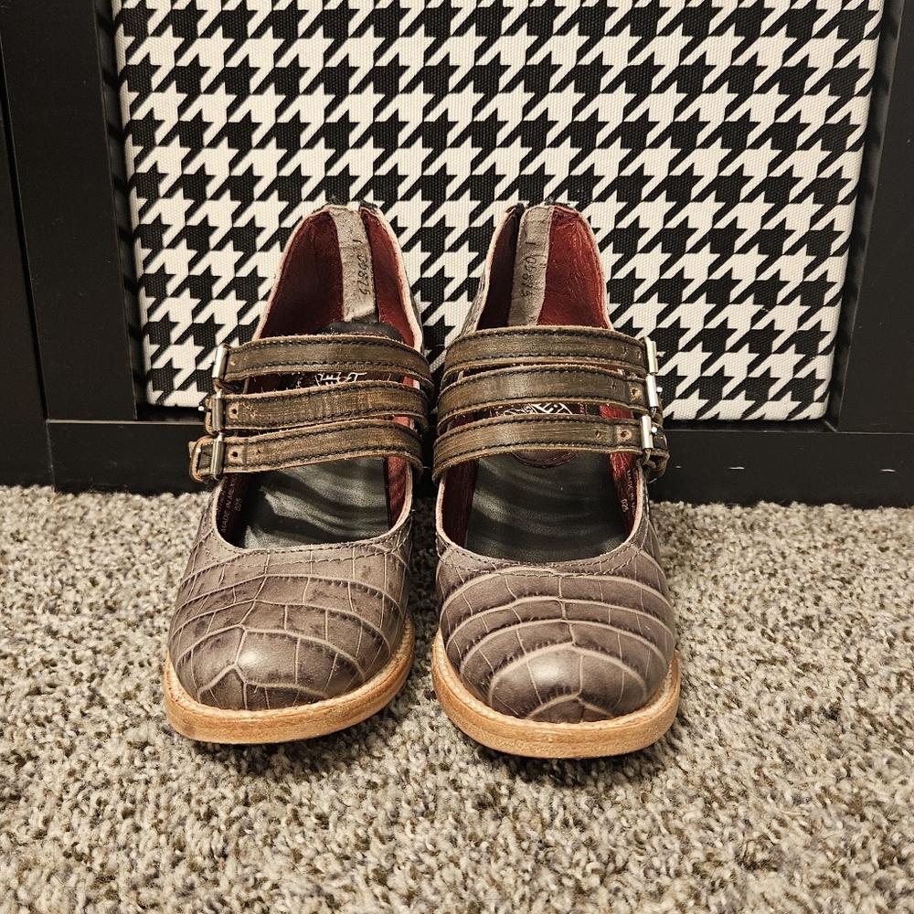 Freebird by Steven - Ramsay in Stone Croco Size 5